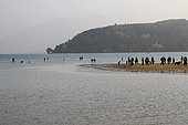 Baisse du niveau d'eau du lac d'Annecy en octobre 2018 suite à une sécheresse importante en Haute Savoie, France