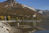 Baisse du niveau d'eau du lac d'Annecy en octobre 2018 suite à une sécheresse importante en Haute Savoie, France