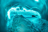 Ce n’est qu’au printemps, lorsque l’hiver rigoureux s’achève lentement, que les eaux glacées conviennent aux plongeurs qui peuvent plonger autour d’un iceberg flottant dans des eaux cristallines, Tasiilaq, Groenland oriental