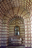 Skulls of the Carmelite Chapel, Carmelite Church of Faro (XVIII): Walls and ceiling entirely built with skulls and bones (femurs) human, about 1200 skeletons of monks, Algarve, Portugal