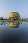 Le Matrimandir et son jardin. Auroville, "la ville de l'Aurore", cité expérimentale, idéale, universelle, est née d'un rêve de Mirra Alfassa, nommée "La Mère", et de Sri Aurobindo. Elle a été inaugurée en 1968, accueille des gens du monde entier, partageant la volonté de réaliser l'unité humaine. Le Matrimandir, cette gigantesque boule dorée est un lieu de méditation pour une nouvelle conscience, et rayonne depuis le centre de la ville. Ici, une salutation du matin devant la sphère.