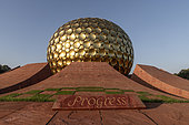 Le Matrimandir et son jardin. Auroville, "la ville de l'Aurore", cité expérimentale, idéale, universelle, est née d'un rêve de Mirra Alfassa, nommée "La Mère", et de Sri Aurobindo. Elle a été inaugurée en 1968, accueille des gens du monde entier, partageant la volonté de réaliser l'unité humaine. Le Matrimandir, cette gigantesque boule dorée est un lieu de méditation pour une nouvelle conscience, et rayonne depuis le centre de la ville. Ici, une salutation du matin devant la sphère.