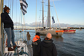 Departure of the Tara boat for two years expedition and scientific researchs on the oceans around the world. Here on the bay of Lorient with Etienne Bourgois, owner of the boat, greetings the crew. Etienne Bourgois is the president of the Tara Ocean Foundation and son of the french fashion designer Agnes B who sponsored the expedition. Lorient. Morbihan. France