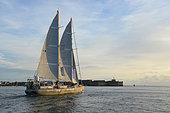 Departure of the Tara boat for two years expedition and scientific researchs on the oceans around the world. Here on the bay of Lorient passing by the fortress of Port-Louis. Owned by the Tara Ocean Foundation and mainly sponsored by the french fashion brand Agnes B, the boat will wecome more than 80 scientists during this trip. Lorient. Morbihan. France.