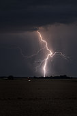 Orage stationnaire sur la Sologne. Un orage stationnaire s'est formé au sud d'Orléans la nuit du 9 août 2020. Quelques foudres se sont produites sous cet orage dont cette foudre staccato. Centre-Val de Loire, France