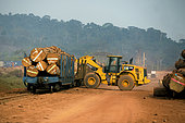 Exploitation of wood (Moabi, kevazingo, ebony,…). Storage and transportation of logs from their origin to Lastoursville in trucks to then continue on the Transgabonés railway company to Libreville. Gabon.