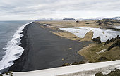 Plage de sable volcanique noir pendant une tempête hivernale, côte de l'Atlantique Nord près de Vik y Myrdal, vue vers Solheimasandur depuis le cap Dyrholaey. Terre du Sud, Islande.