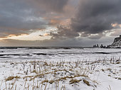 Plage de sable volcanique noir avec les stacks de Reynisdrangar, Côte de l'Atlantique Nord près de Vik y Myrdal en hiver. Islande
