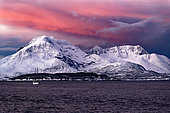 Navire dans un fjord norvégien en hiver. Atlantique Nord