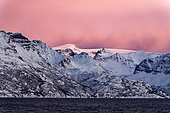Paysage maritime dans un fjord norvégien en hiver. Atlantique Nord