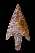 Arrowhead in cut stone with peduncle and wings. Neolithic period. North Africa. 4 cm.