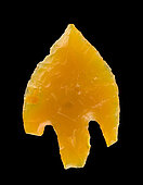 Arrowhead in cut stone with peduncle and wings. Neolithic period. North Africa. 2,1 cm.