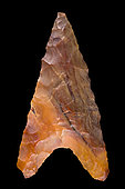 Winged arrowhead in carved stone. Neolithic period. North Africa. 3,2 cm.