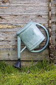 Watering can turned upside down to avoid the proliferation of mosquito larvae.