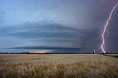 Supercell worthy of the tornado alley plains in the United States. A well-formed mesocyclone accompanied by numerous extranational lightning strikes and large hail south of Orleans. France