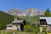 Fontcouverte chalets and Sainte-Marie chapel, Queyrellin ridge (2866 m) in the background, upper Clarée valley, Névache, Hautes-Alpes, France