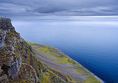 Vue de Bolafjall vers le détroit de Danemark près de Bolungarvik. Fjords de l'Ouest (Vestfirdir) en automne, Islande