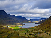 Paysage à Botnsdalur et Sugandafjoerdur. Fjords de l'Ouest (Vestfirdir) en automne, Islande