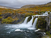 Chute d'eau Dynjandi à Borgarfjoerdur. Fjords de l'Ouest (Vestfirdir) en automne, Islande