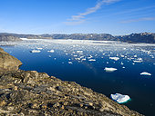 Glacier Store ou Qarassap Sermia. Paysage avec des icebergs dans le système de fjords d'Uummannaq au nord-ouest du Groenland, au nord du cercle polaire. Amérique du nord, Groenland, territoire danois, été.