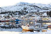 Port de pêche de Eidkjosen, le soleil n'est pas visible en hiver, seule la lune éclaire le paysage. Paysages et habitations au milieu de fjords et de montagnes pointues de type alpin. Iles autour de Tromso en Norvège,