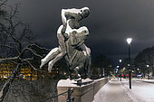 Statue en bronze de Dyre Yaa, illustrant des légendes norvégiennes de l'homme ou la femme avec des animaux. ici une femme maitrisant un taureau, sur le pont d'Ankerbrua, Oslo, Norvège
