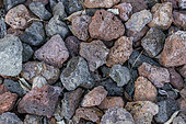 Coarse-gauge pozzolan mineral mulch
