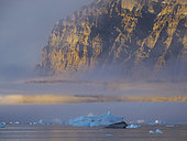 Soleil de minuit sur l'île de Storoen. Paysage dans le système de fjords d'Uummannaq, au nord-ouest du Groenland, au-delà du cercle arctique. Amérique du Nord, Groenland, territoire danois