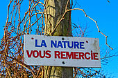 Sur un poteau une pancarte ou on peut lire 'La nature vous remercie', Sarthe, France