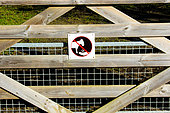 Signalisation 'Interdiction de donner a manger aux animaux', sur la clôture d"un pré, Arche de la nature, Le Mans métropole, Sarthe, France
