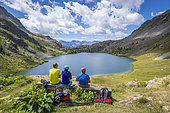 Les lacs de Vens, hikers contemplate the large upper lake (2325 m), Mercantour National Park, Alpes-Maritimes, France