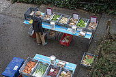 Basket distribution in the city center by the "À deux prés de chez vous" association. A subscription system that provides security for market gardeners and allows buyers to benefit from baskets of local, seasonal produce. The aim is to bring farmers and consumers closer together, Lyon, France.