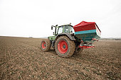 Spreading nitrogen fertilizer, amonitrate, with a mounted granular seed drill.