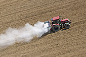 Pre-emergence spreading of solid fertilizer, nitrogen or urea, France