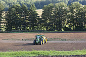 Treatment of bare soil with a trailed sprayer as a pre-emergence treatment for sowing rapeseed, barley or wheat. Presence of a 6-metre grass strip on either side of a stream for water protection.