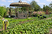 Row of beets and gazebo. Jardin potager pédagogique de l'Arche de la nature, Le Mans Métropole, Sarthe, France