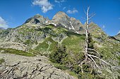 Pic du Lurien 2826m), overlooking the Soussouéou valley: in the foreground, you can see the striations left by the glacier during the Wurm period. PN des Pyrénées, Ossau Valley, Pyrénées Atlantiques, France
