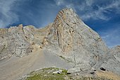 From the Plaa Ségouné lakes, view of the eastern face of the Rognon de Ger: 2571m. The entirely limestone Ger massif is composed of rocks dating from the secondary, Upper Cretaceous period (-100 to -66 Ma). Ossau Valley, Pyrénées Atlantiques. France
