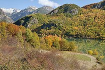 Lac du barrage de Bubal construit en partie pour réguler les eaux du rio Gallego en vallée de Tena : Réserve Naturelle de la biosphère. Pyrénées Aragonaises, Espagne