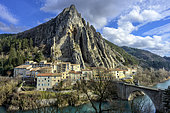 The Rocher de La Baume at Sisteron (Alpes-de-Haute-Provence). This remarkable structure does not correspond to a sharp anticlinal hinge, as one might think, but to the meeting of two benches, due to their bevelling by an overlapping surface. The town of Sisteron owes its strategic position to the fact that it rests on a vertical tithonic bar, which the Durance crosses via a narrow "clue" (a Provençal term equivalent to cluse*). This rocky bar forms a border between the Laragne depression to the north and the Lure mountain and Valensole basin to the south. France