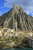 The Rocher de La Baume at Sisteron (Alpes-de-Haute-Provence). This remarkable structure does not correspond to a sharp anticlinal hinge, as one might think, but to the meeting of two benches, due to their bevelling by an overlapping surface. The town of Sisteron owes its strategic position to the fact that it rests on a vertical tithonic bar, which the Durance crosses via a narrow "clue" (a Provençal term equivalent to cluse*). This rocky bar forms a border between the Laragne depression to the north and the Lure mountain and Valensole basin to the south. France