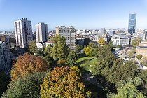 Vue d'ensemble de la ville avec parc de la porte de Hal au premier plan vue depuis le sommet de la tour de la porte de Hal a Bruxelles, Belgique