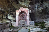Fontaine de Palmieri et son lavoir, érigée au XIX ème siècle sous une impressionnante paroi de schiste. Le village n’est pas très touristique mais il n’en demeure pas moins un lieu magique aux allures de films médiévaux. Cannelle, Corse-du-Sud, France