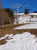 Manque de neige dans une station de ski en hiver, dû au réchauffement climatique, St Pierre de Chartreuse, Isère