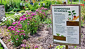 Explanation of surface composting in the garden at the Espace pédagogique de l'arche de la nature, Le Mans métropole, Sarthe, France
