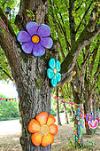 Arbre décoré de fleurs artificielles, Le Mans, Sarthe, France