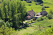 Maisons isolées dans la campagne en bas de Sainte-Suzanne, Mayenne, France