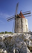 13. Fontvieille, moulin d'Alphonse Daudet, ciel bleu