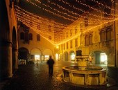 Piazza del Mercato, Christmas decoration. Italie, Vénétie, Belluno, SIM710535