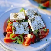 IN*Grèce, Athènes, restaurant Sissifos, gros plan sur salade de féta, tomate et poivrons sur assiette blanche, extérieur